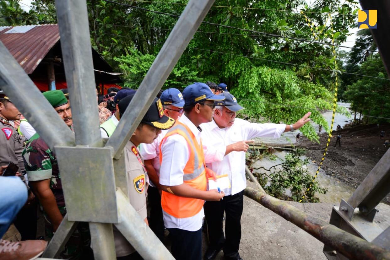 Menteri PUPR, Basuki Hadimoeljono, saat meninjau pembangunan jembatan sementara Batang Kula, Padang Pariaman, Jumat, 14 Desember 2018. Foto: Birkom Kementerian PUPR)