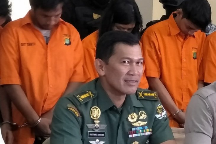 Kolonel Infanteri Kristomei Sianturi di Jakarta, Jumat, menyebutkan Kodam Jaya telah membentuk tim investigasi untuk mengungkap massa pelaku perusakan dan pembakaran Mapolsek Ciracas, Jakarta Timur. (Foto: Antara)