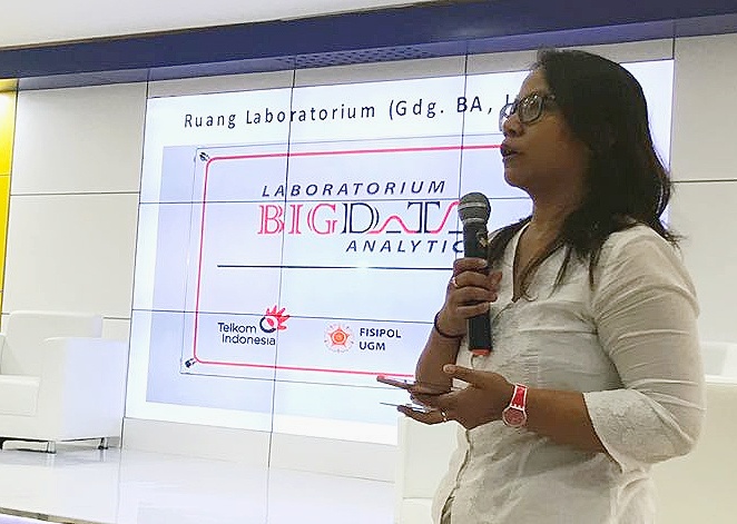 Ketua Departemen Politik dan Pemerintahan Fisipol UGM Dr Amalinda Savirani saat menyampaikan Laboratorium Big Data yang dikembangkan Fisipol UGM.