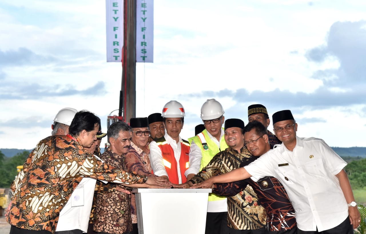 Presiden Joko Widodo menekan sirene tandai pembangunan tol Trans Sumatera di Banda Aceh, Jumat 14 Desember 2018. (Foto: Deputi Bidang Protokol, Pers, dan Media Sekretariat Presiden) 
