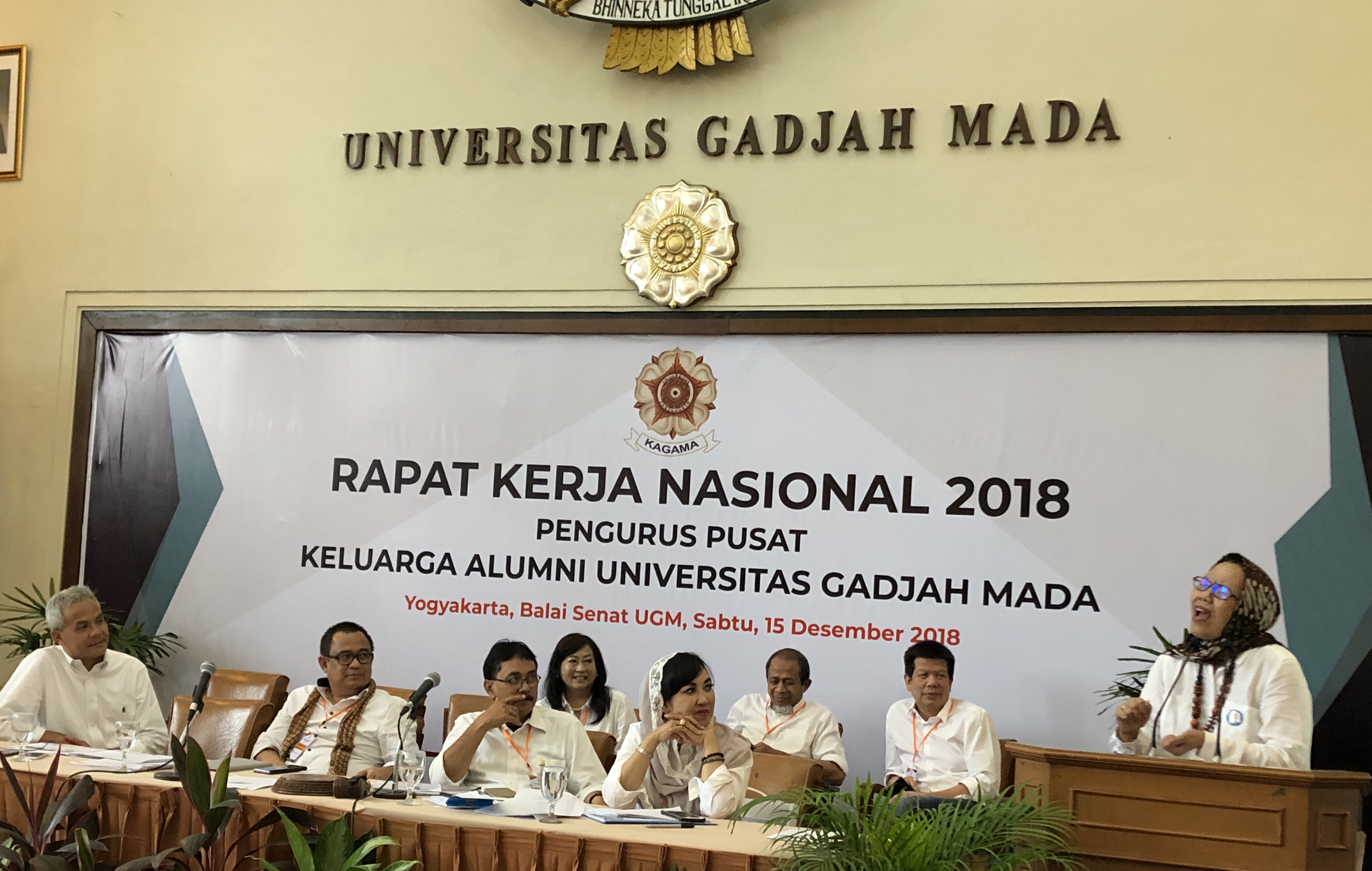 Ketum Kagama Ganjar Pranowo dan pengurus PP Kagama saat Rakernas 2018 di Balai Senat UGM Yogyakarta. (Foto arif afandi/ngopibareng.id)