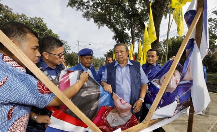 Ketua Umum Partai Demokrat SBY memeriksa baliho Partai Demokrat yang rusak di Pekanbaru, Riau, Sabtu 15 Desember. (Foto: Antara)