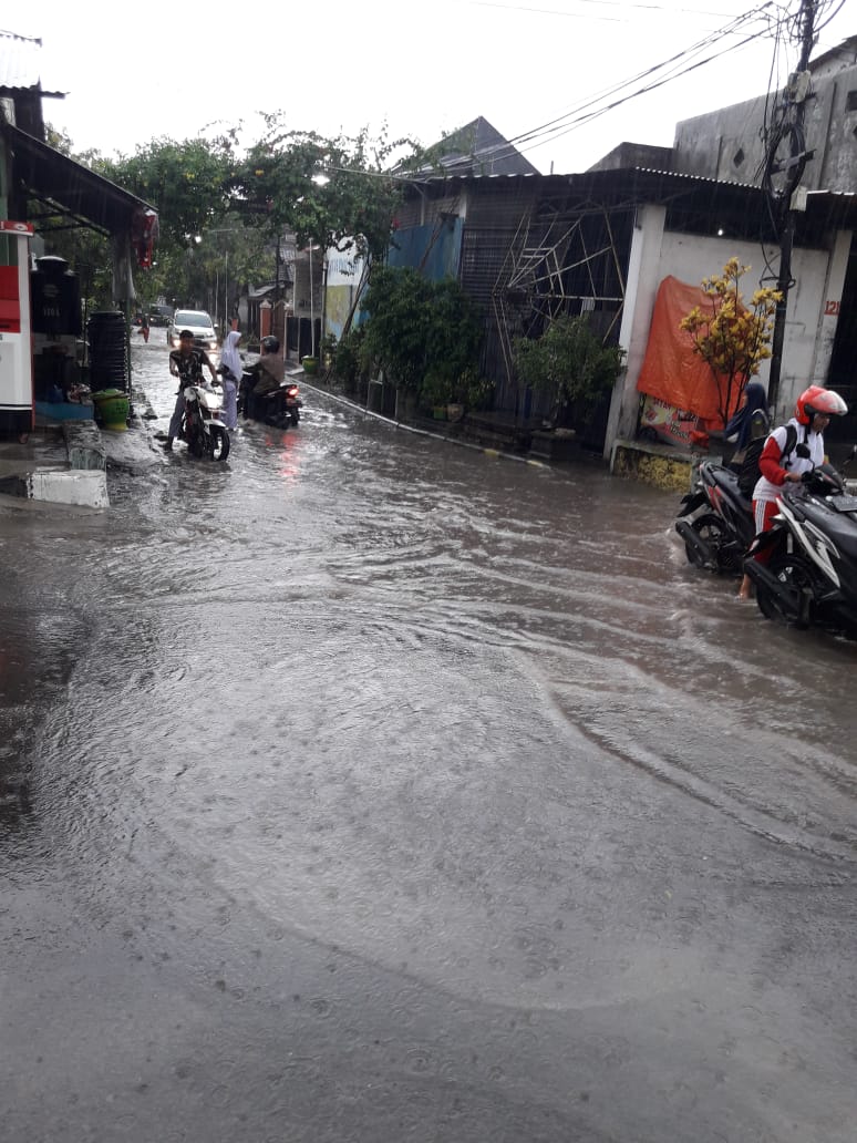 Banjir lokal selalu terjadi di Kecamatan Babat setiap turun hujan.tsk terkecuali di Kelurahan Banaran(foto :totok/ngopi bareng.id)