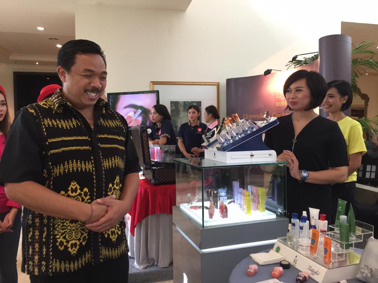 Kepala Balai Besar POM di Surabaya mengunjungi salah satu stan kosmetik di Hotel Bumi Surabaya. (Foto: ngopibareng.id)
