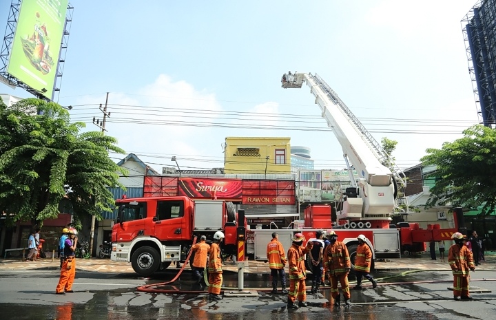 ILUSTRASI: Simulasi kebakaran Damkar Surabaya. (Foto: PMK Surabaya) 