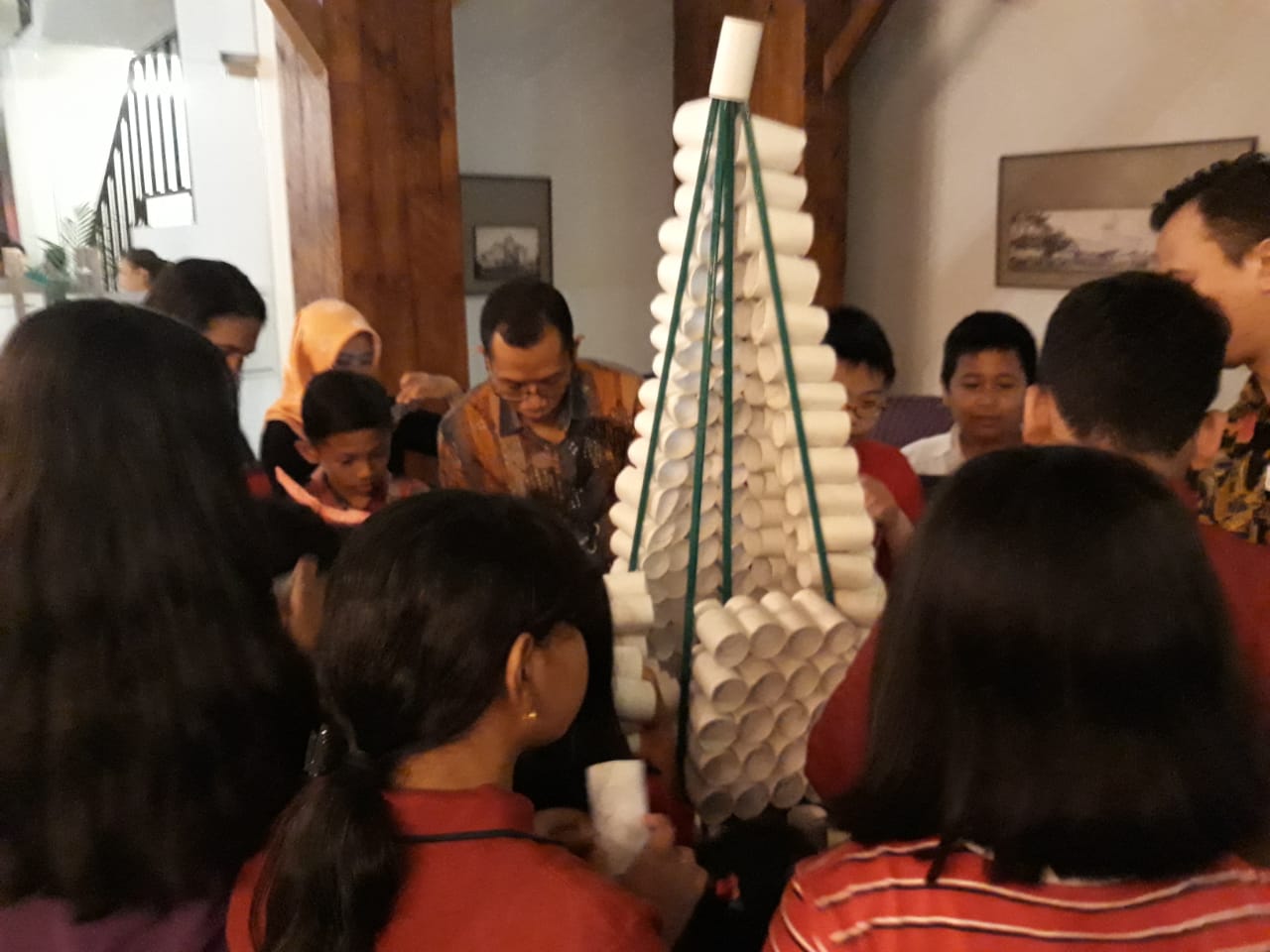 Proses pembuatan pohon Natal gulungan tisu dan tarian balet. (Foto: ngopibareng.id)