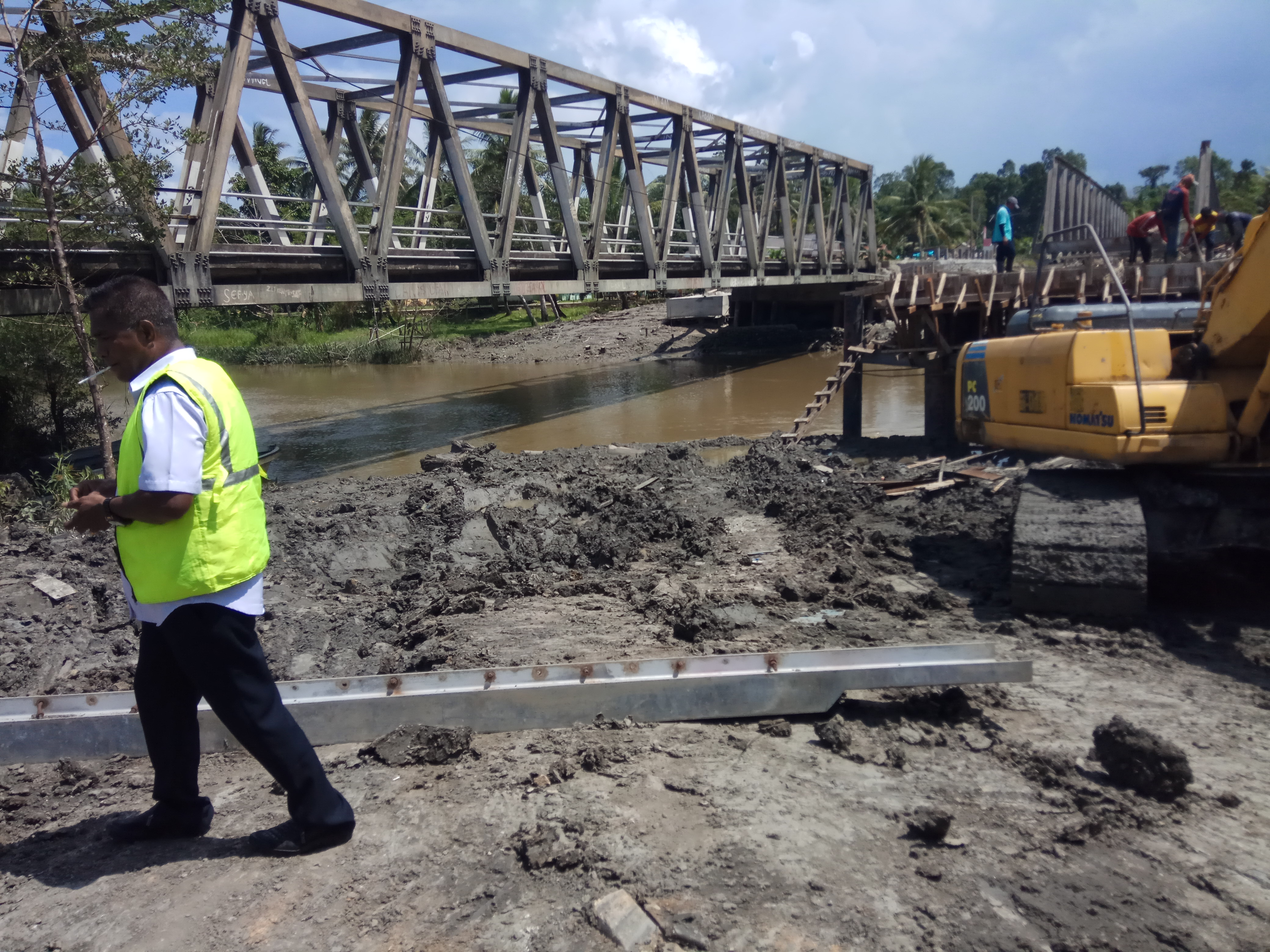 Proses pembangunan jembatan sementara di Distrik Klamono Kabupaten Sorong. (Foto: Amir/ngopibareng.id)