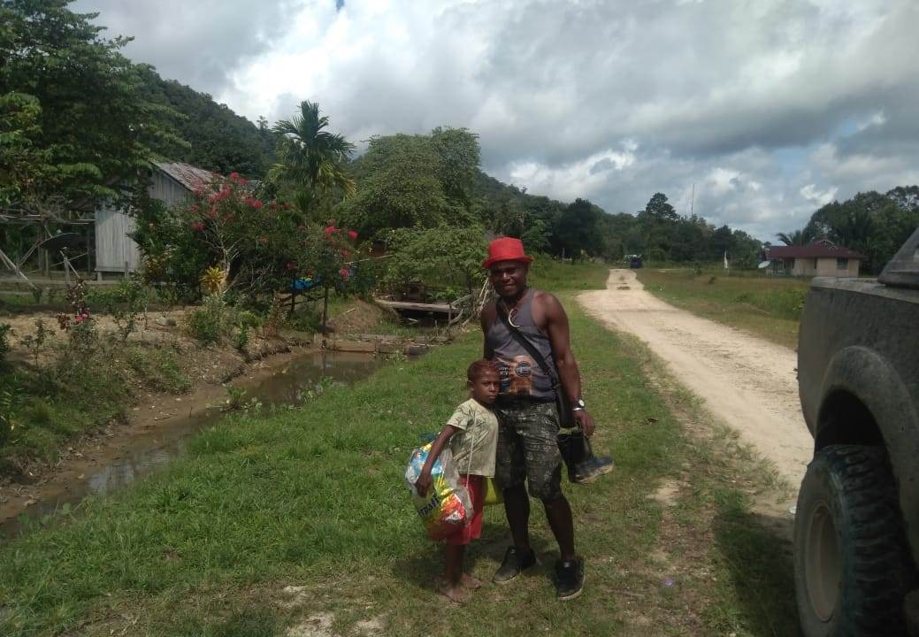 Zakarias Warabur dan anaknya, merenda mimpi indah bersamaan dengan terbukanya akses darat melalui Trans Papua Segmen 2 Ruas Mameh-Windesi yang melintasi wilayah kampungnya.