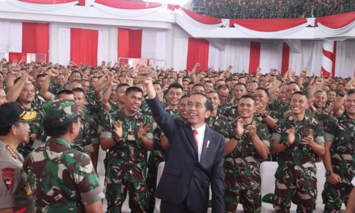 Presiden Joko Widodo berswafoto dengan para prajurit Babinsa dalam acara pengarahan kepada Babinsa Kodam II/Sriwijaya. Foto: antara