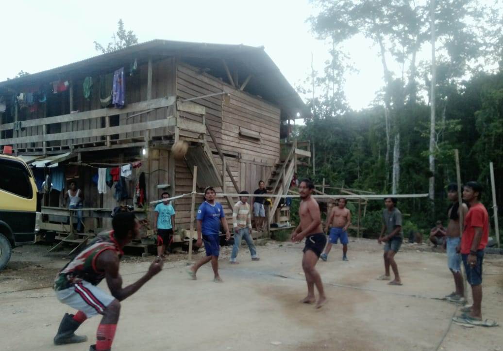 Tanpa didukung skill dan fasilitas standar, sepak takraw menjadi solusi murah meriah pekerja yang tinggal di kamp Trans papua Segmen 2 Ruas mameh-Windesi mengusir rasa jenuh