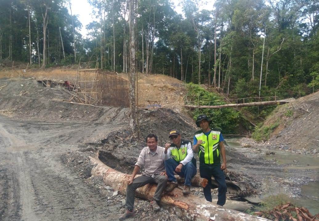 Mukhlis Mahmud dan Sekawan L Sihombing di lokasi proyek Jembatan Werdenei Trans Papua Segmen 2 Ruas Mameh-Windesi