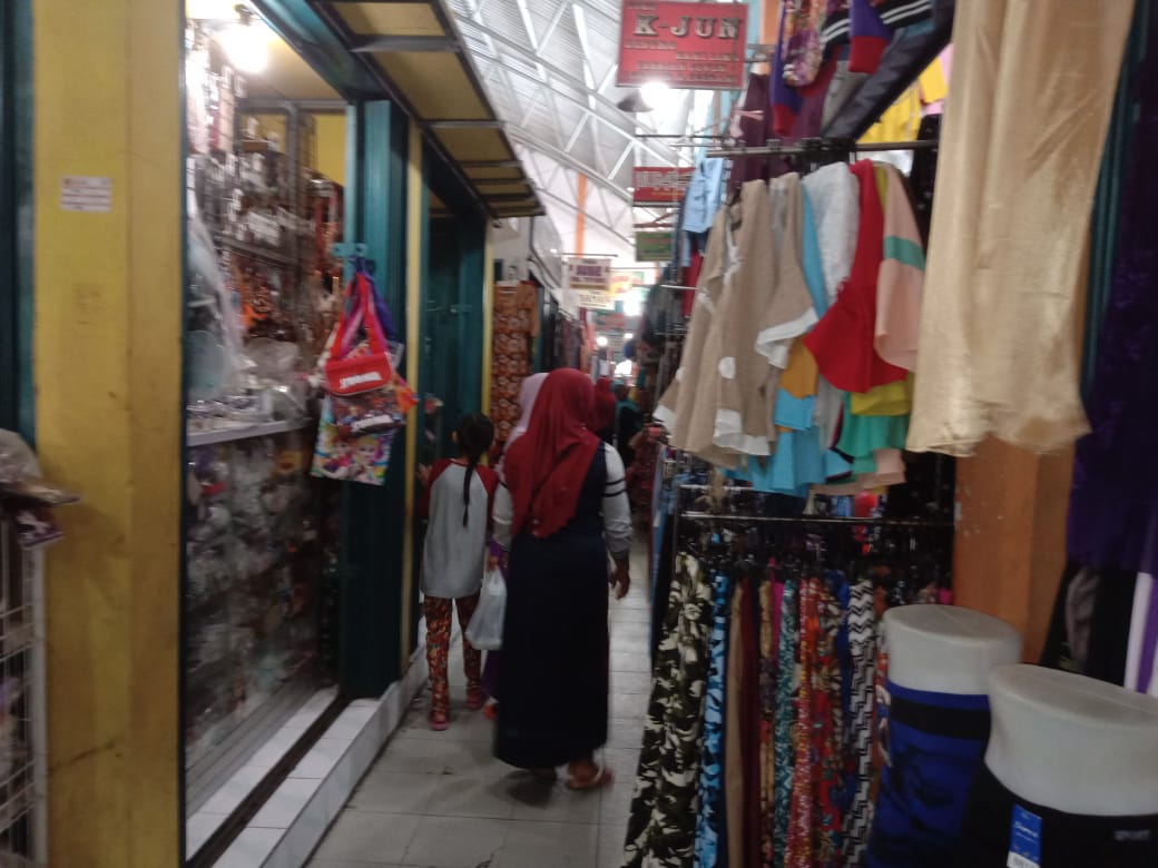 PASAR: Kios pakaian di Pasar Babat ramai pembeli. (foto:totok/ngopi bareng.id)