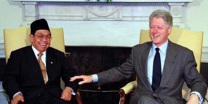 HUMOR: Gus Dur bersama Presiden AS Bill Clinton. (Foto: dok ngopibareng.id)