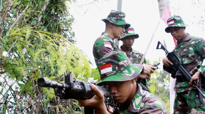 Personel TNI menjaga perbatasan Indonesia-Malaysia di Kalimantan Barat. Foto: antara