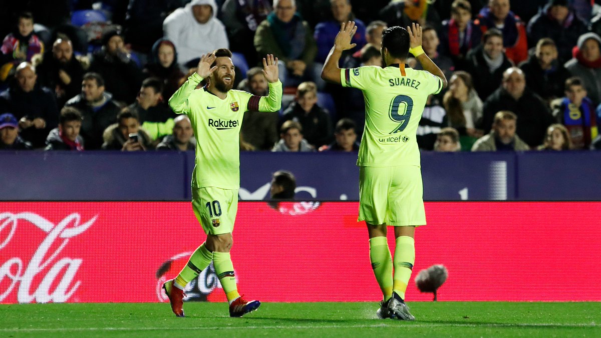 Dua bintang Barcelona, Luis Suarez dan Lionel Messi rayakan gol ke gawang Levante. (Foto: Twitter/@FCBarcelona)