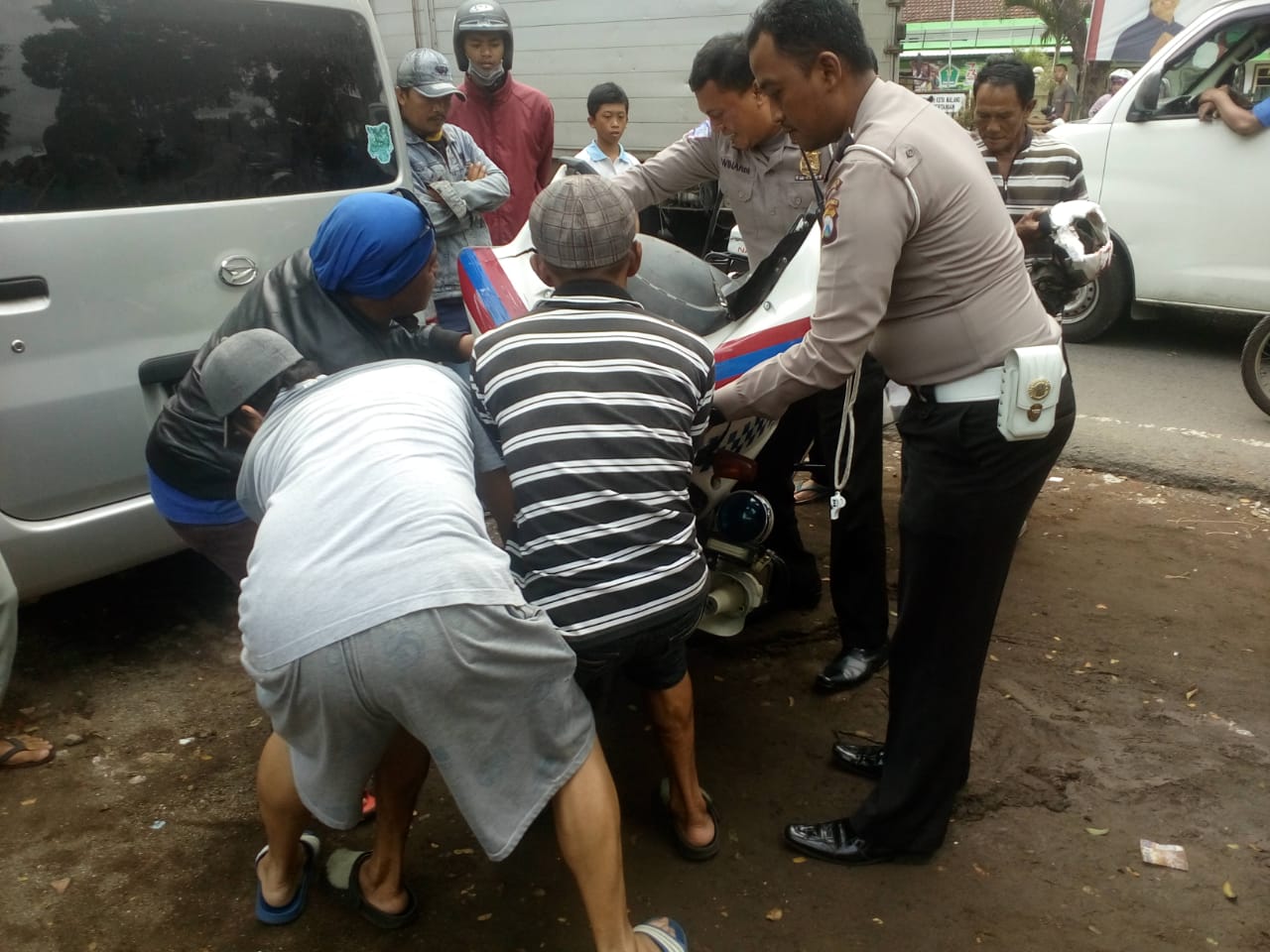 Kendaraan anggota patwal yang mengalami kecelakaan di Malang. (Foto: Umar/ngopibareng.com)