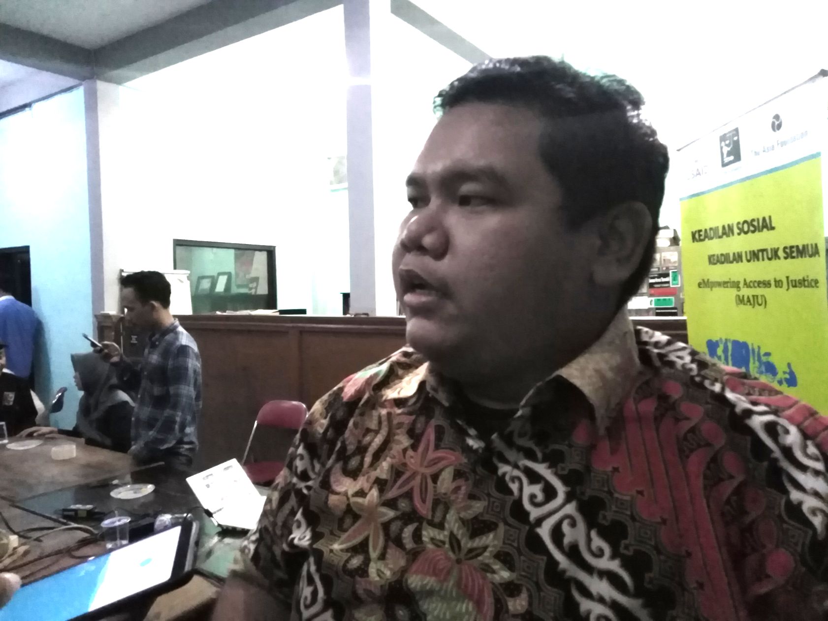 Direktur LBH Surabaya, Abd Wachid Habibullah, saat ditemui di Kantornya, Senin 17 Desember 2018. (foto: farid/ngopibareng.id)