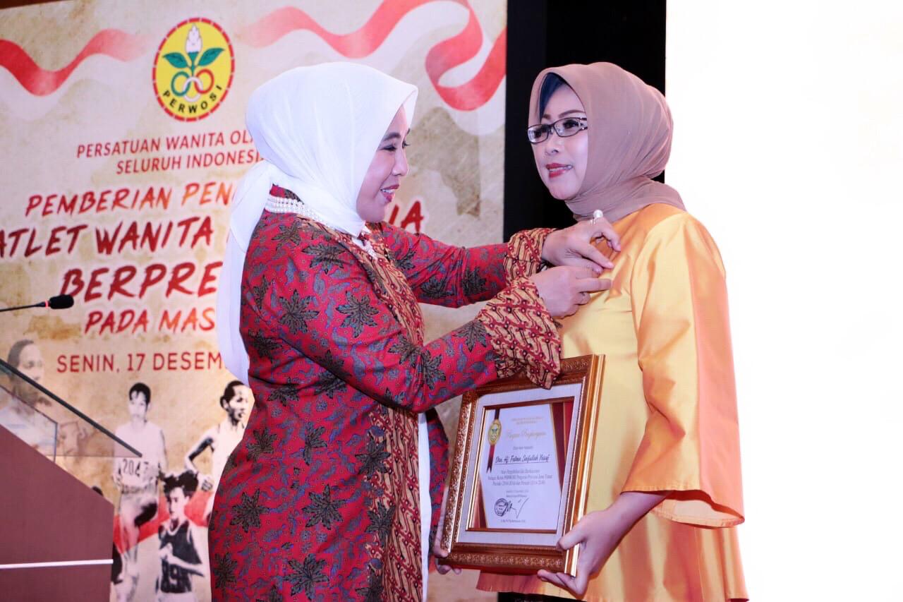 Fatma Saifullah Yusuf (kanan) menerima penghargaan dari Ketua Umum Perwosi Pusat, Ny. Tri Tito Karnavian, (17/12). Foto: Humas Jatim