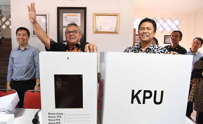 Ketua KPU Arief Budiman memperlihatkan kotak suara kardus. (Foto:Antara)