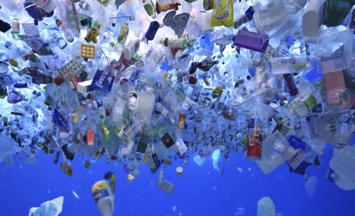Sampah plastik di lautan. Indonesia divonis penyumbang sampah plastik terbesar. (Foto: Aliance)