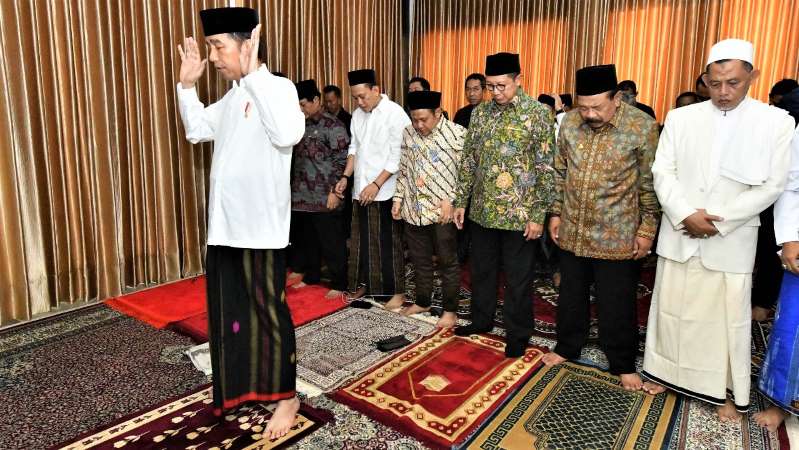 Presiden Joko Widodo saat menjadi imam Salat Zuhur di Pesantren Darul Ulum, Jombang (18/12). Foto: Istimewa