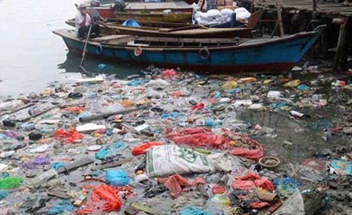 Sampah plastik di tempat pendaratan perahu nelayan di Jawa Tengah. (Foto:Indopos)