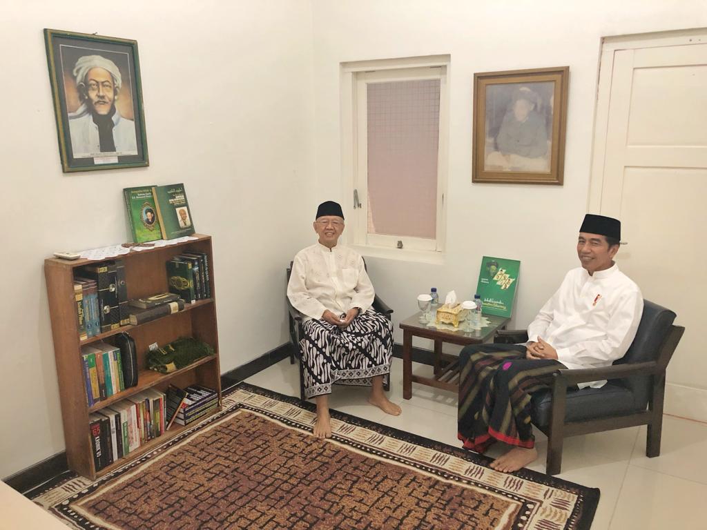 Presiden Jokowi (kanan) bersama KH Sholahuddin Wahid saat berada di kamar tempat KH Hasyim Asy'ari bertafakur dan salat malam di Pesantren Tebuireng, Jombang (18/12). Foto: Irfan Wahid 