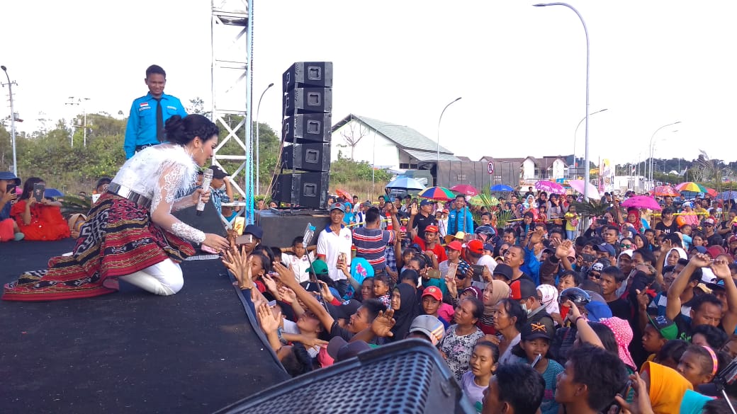 Aksi panggung Fitri Karlina di Nanga Badau. foto:pesona indonesia