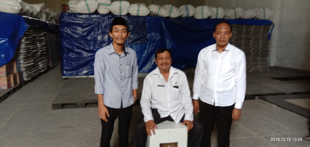 Ketua Bawaslu Lamongan Miftahul Badar (kiri) saat melakukan pengawasan logistik pemilu digudang logistik KPUD Lamongan(foto: totok/ngopibareng.id)