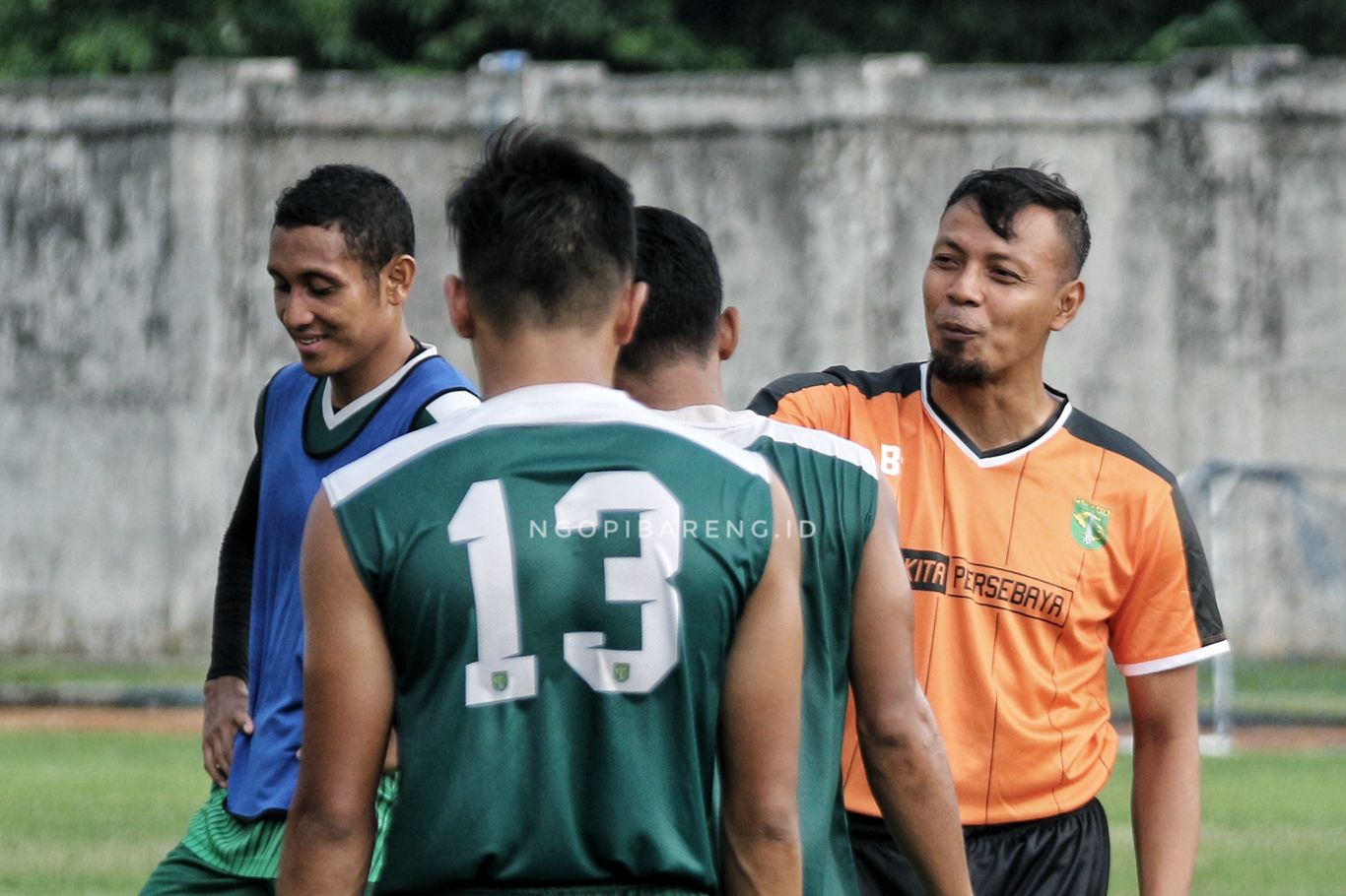 Asisten pelatih Persebaya, Bejo Sugiantoro usai larihan di Lapangan Jenggolo, Sidoarjo, Selasa 18 Desember 2018. (foto: Haris/ngopibareng)