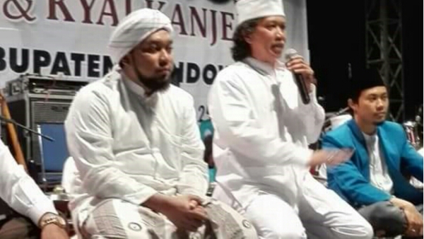INISIATOR: KH Ahmad Azaim Al-Ibrahimy bersama Emha Ainun Nadjib. (Foto: dok ngopibareng.id)