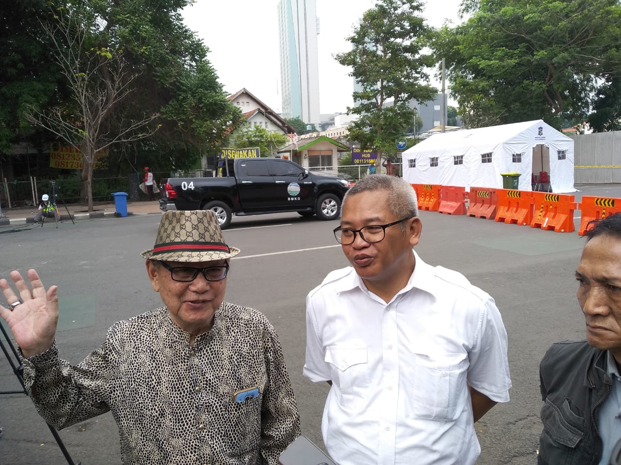 Prof. Winardi Koestalam (baju putih) ketika meninjau lokasi tanah ambles di Jalan Gubeng.  (Foto: Amanah/ngopibareng.id)