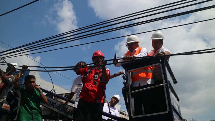 Sidak kabel semrawut di sepanjang Jalan Soekarno Hatta, Malang. (Foto: Humas Pemkot Malang)