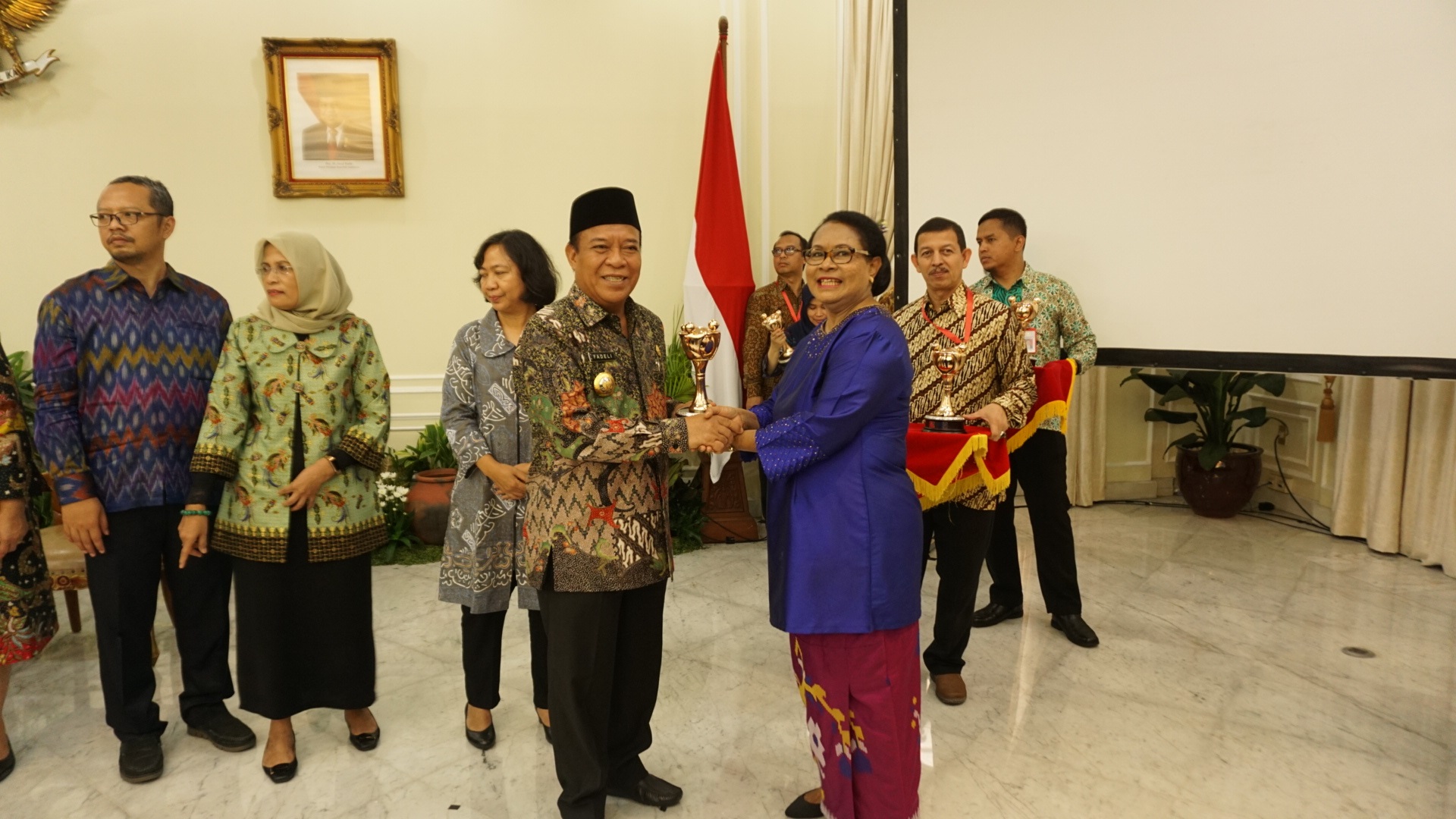 Bupati Lamongan Fadeli saat menerima penghargaan Anugerah Parahita Ekapraya (Foto:Istimewa/ngopibareng.id)