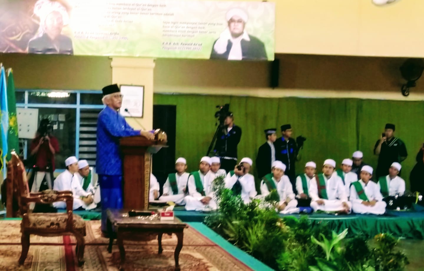 PUISI: KH A Mustofa Bisri pada Muktamar Sastra pertama di Pondok Pesantren Salafiyah Syafi'iyah Sukorejo, Kabupaten Situbondo, Jawa Timur. (Foto: ngopibareng.id)