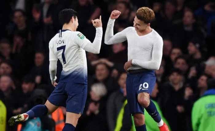 Pemain Tottenham Hotspur Son Heung-min dan Dele Alli masing-masing menyarangkan satu gol ke gawang Arsenal, Kamis pagi. (Foto:AFP)