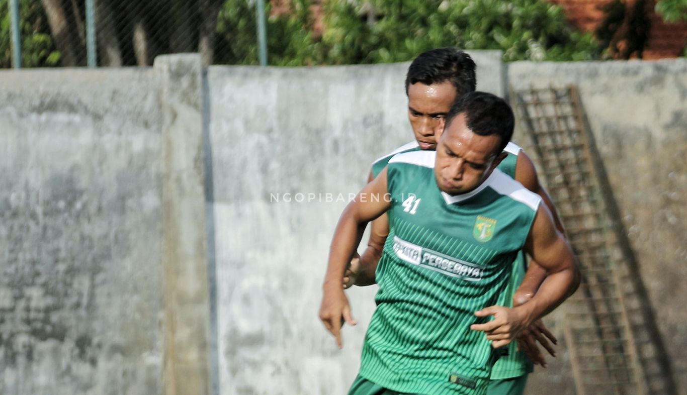 Winger Persebaya, Irfan Jaya saat berlatih di Lapangan Jenggolo. (foto: haris/ngopibareng.id)