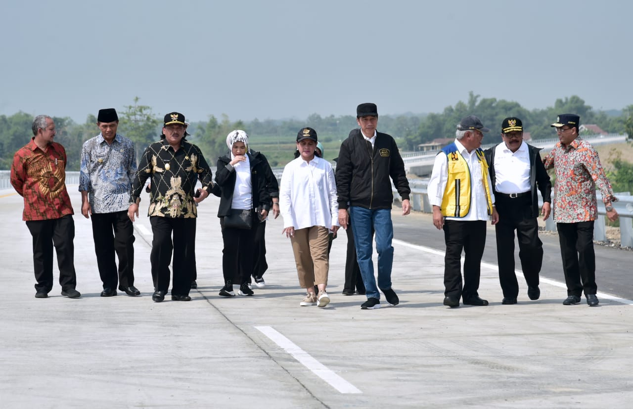Presiden Jokowi (tengah jaket hitam) ketika meninjau Tol Trans Jawa di Jatim (20/12). Foto: Biro Pers Sekretariat Presiden