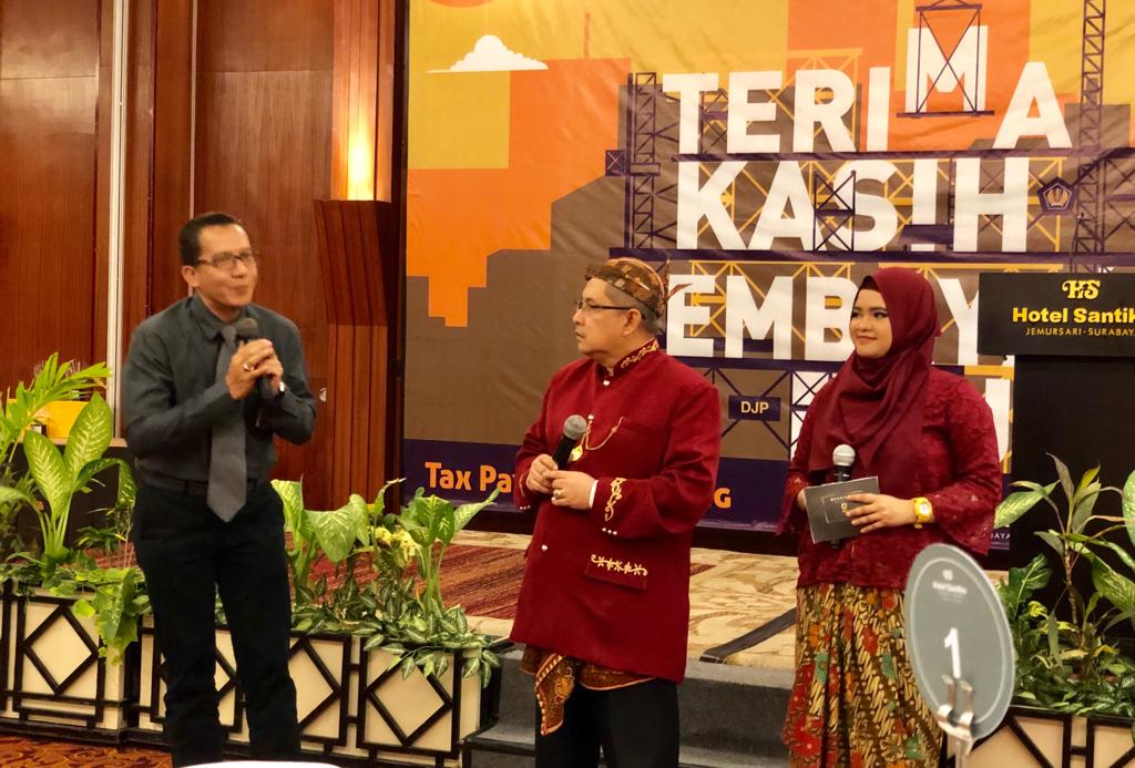 Salah satu pimpinan Kanwil Pajak Jatim Ardi Permadi dan Kepala KKP Pratama Rungkut Soleh Abdurrahman (tengah) saat Tax Payer Gathering, Kamis, 20 Desember 2018. (Foto: Istimewa)