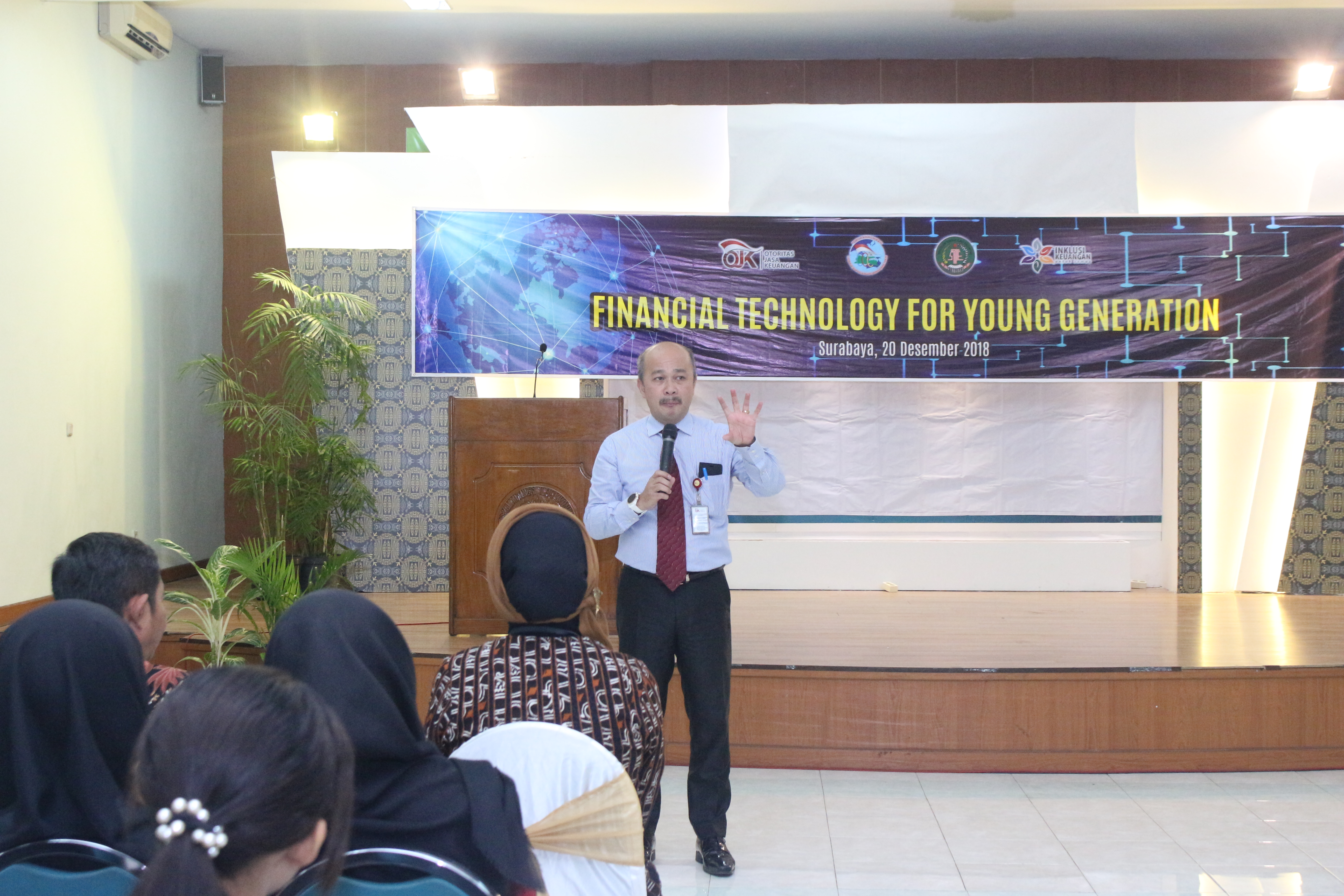 Direktur Pengawasan LJK OJK KR 4, Sotarduga Napitupulu ketika menjadi pembicara dalam kuliah umum bertema 'Financial Technology for Young Generation',  di STIE Perbanas Surabaya.