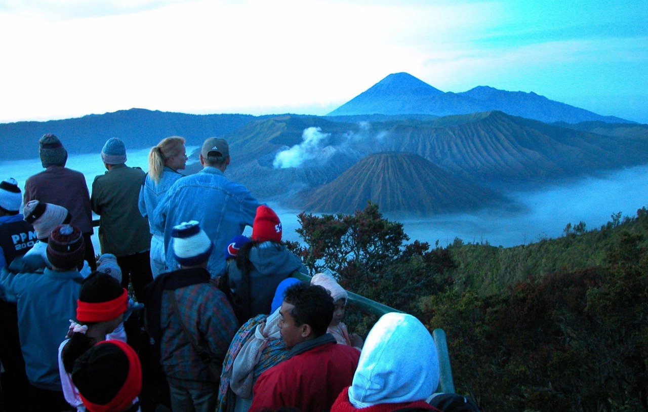 Wisatawan domestik maupun manca negara menikmati panorama Gunung Bromo, di Penanjakan, Probolinggo. (Foto: Ikhsan/ngopibareng.id) 