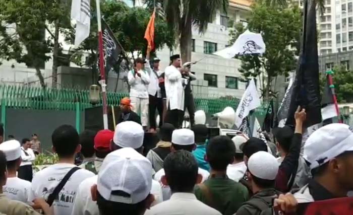Aksi massa di depan Kedubes China di Jakarta untuk membela suku Uighur. (Foto:Youtube)