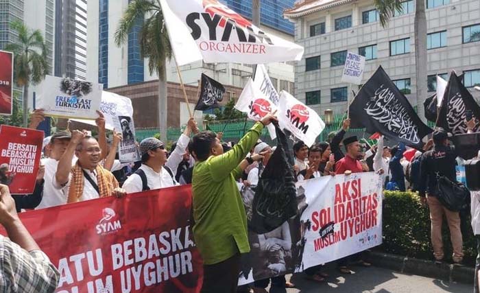 Aksi massa di depan Kedubes China di Jakarta untuk membela suku Uighur. (Foto:gareng.id)
