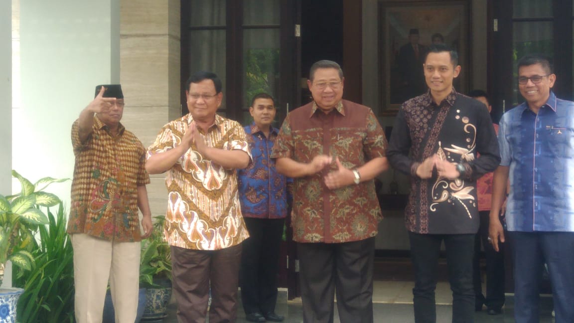 Disambut. Dusambut lalu berfoto. Prabowo datang ke SBY. foto:asm/ngopibareng.id