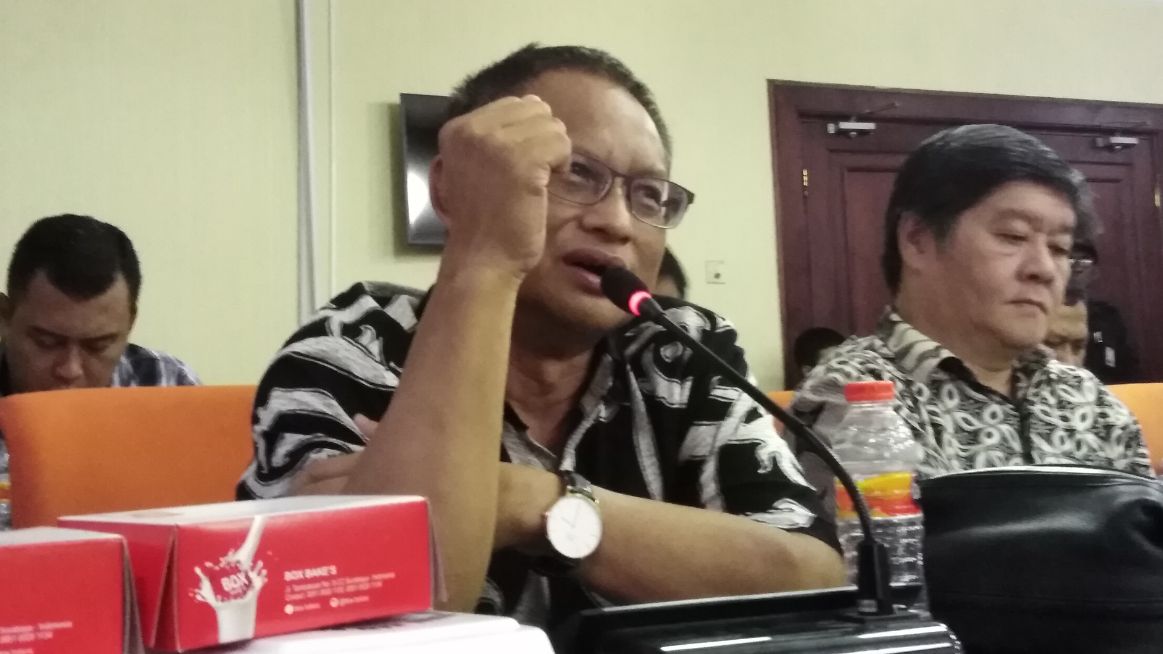 Kepala Departemen Operasi, PT Nusa Konstruksi Engineering (NKE) Hendri Noor sa menghadiri rapat dengar di Komisi C DPRD Surabaya, Jumat 21 Desember 2018. (Foto: Farid/ngopibareng.id)