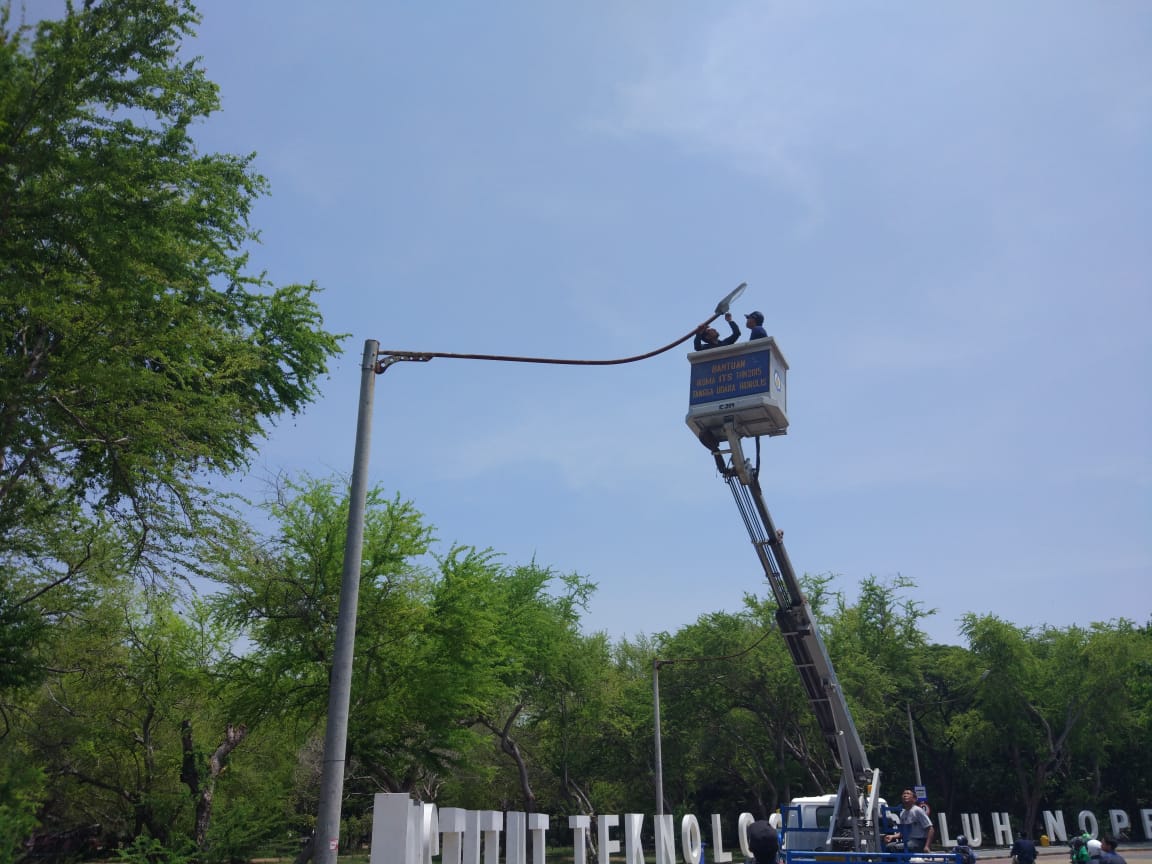 ITS memperkenalkan teknologi Tiang Pintar bernama ITS Smart Pole. (Foto: Amanah/ngopibareng.id)