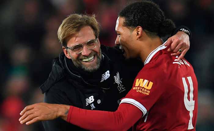 Bek Liverpool Virgil van Dijk dan pelatihnya Juergen Klopp. (Foto: AFP)