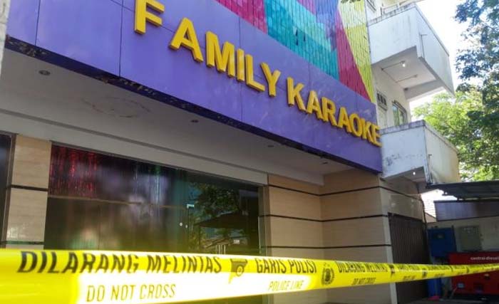 Karaoke Anang Familly di Ambon, di police line karena untuk sementara dilarang beroperasi. (Foto: Gatra.Com)