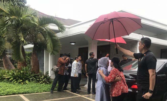Rombongan Presiden Jokowi tiba di kediaman pribadi Jusuf Kalla di Jl. Haji Bau, Makassar, Sabtu siang. (Foto:Antara)