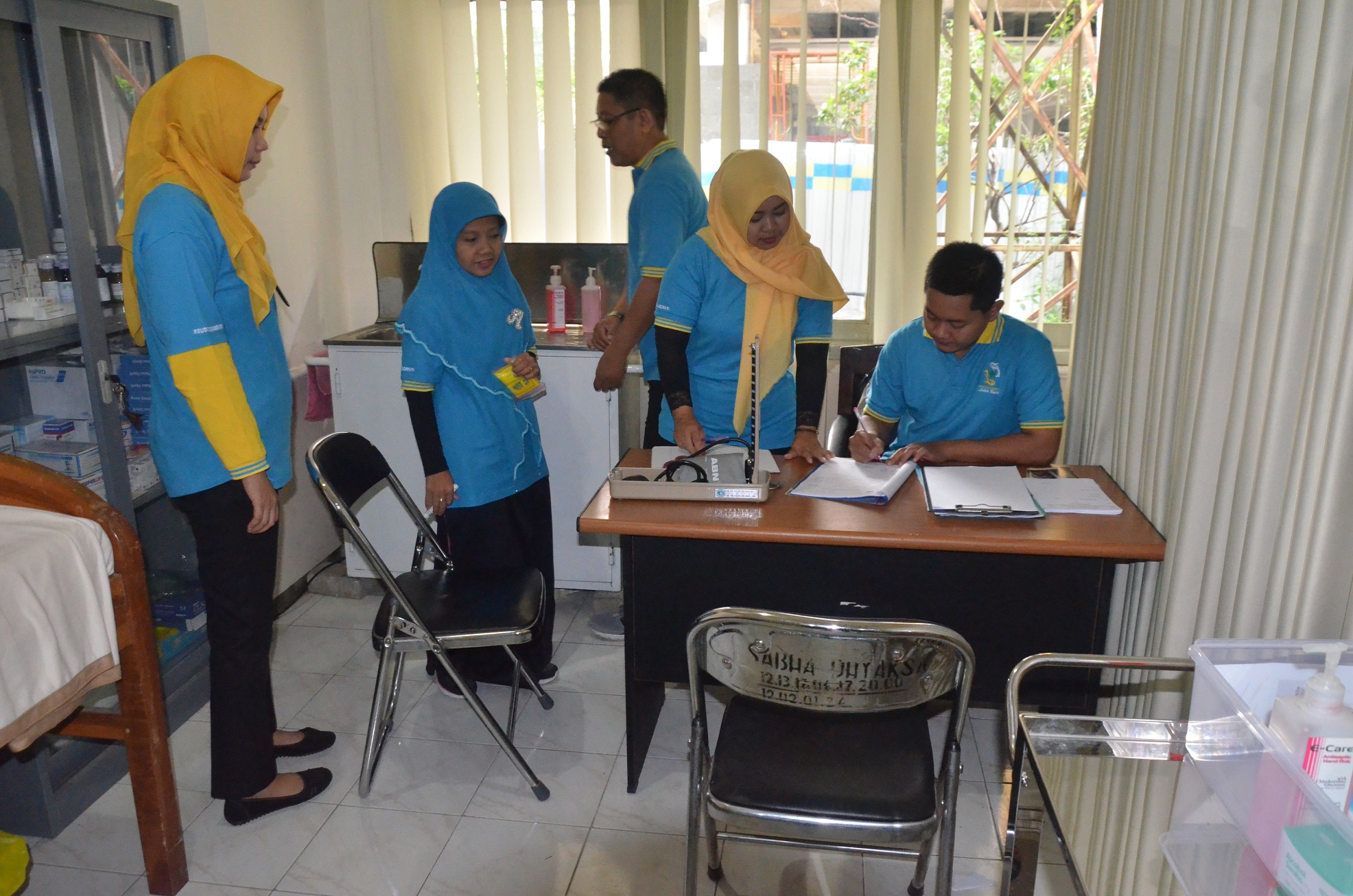 Petugas Pokok Kesehatan Setdakab (PKS) siap memberikan pelayanan kesehatan pegawai Pemkab Lamongan (foto:Totok/ngopibareng.id)